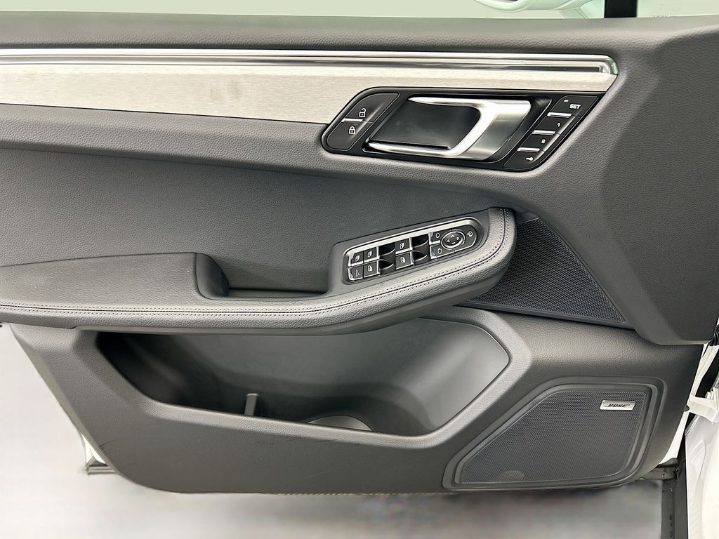 Thumbnail: 2026 Porsche Macan - 25