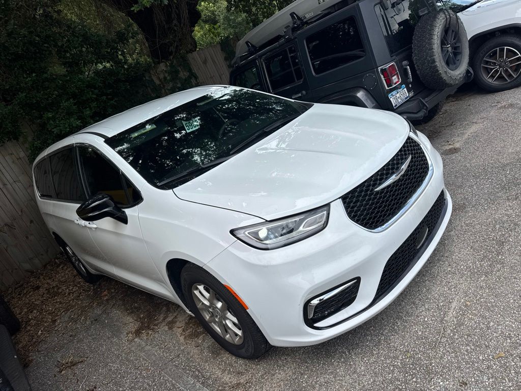 Bright White Clearcoat 2026 Chrysler Pacifica Minivan Front-Wheel Drive 9-Speed Automatic