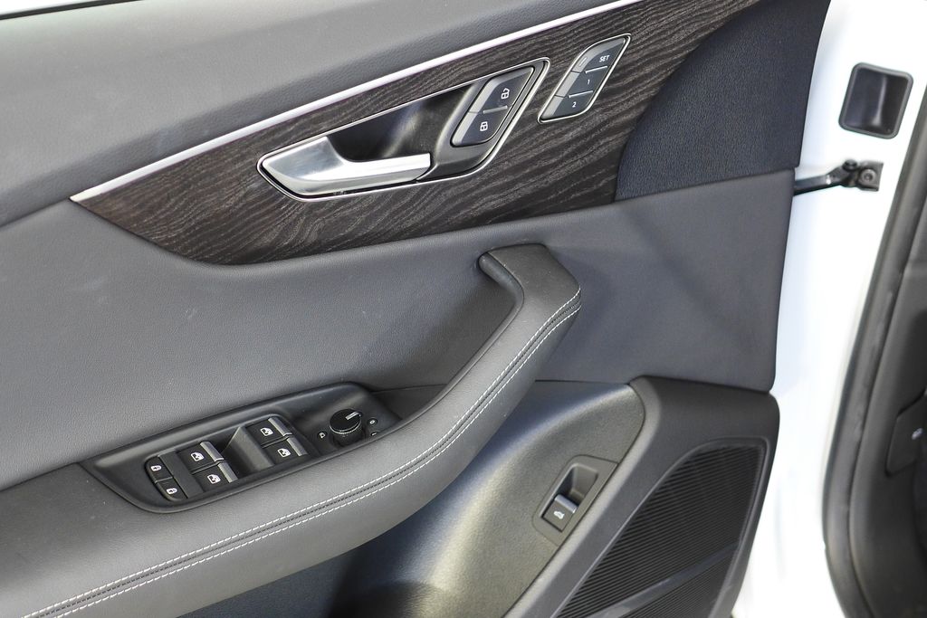 Thumbnail: 2023 Audi Q8 - 12