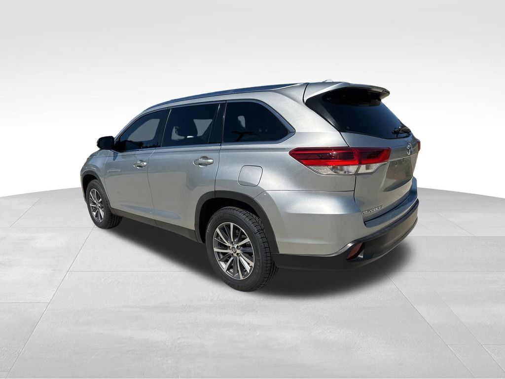 2019 Celestial Silver Metallic Toyota Highlander XLE FWD SUV