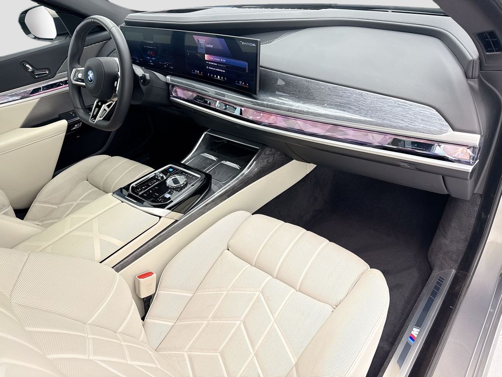 Thumbnail: 2025 BMW i7 - 16