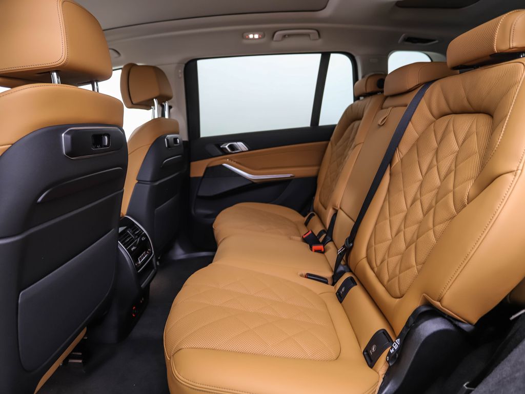 Thumbnail: 2026 BMW X7 - 21