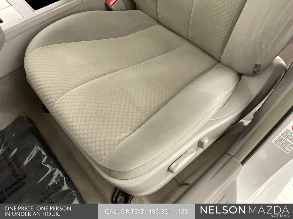 Used 2008 Silver Toyota LE image 24