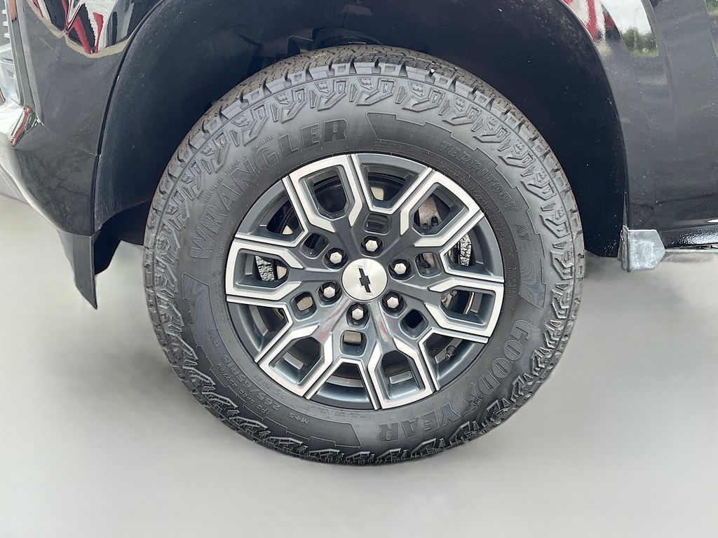 Used 2024 Black Chevrolet Z71 image 31