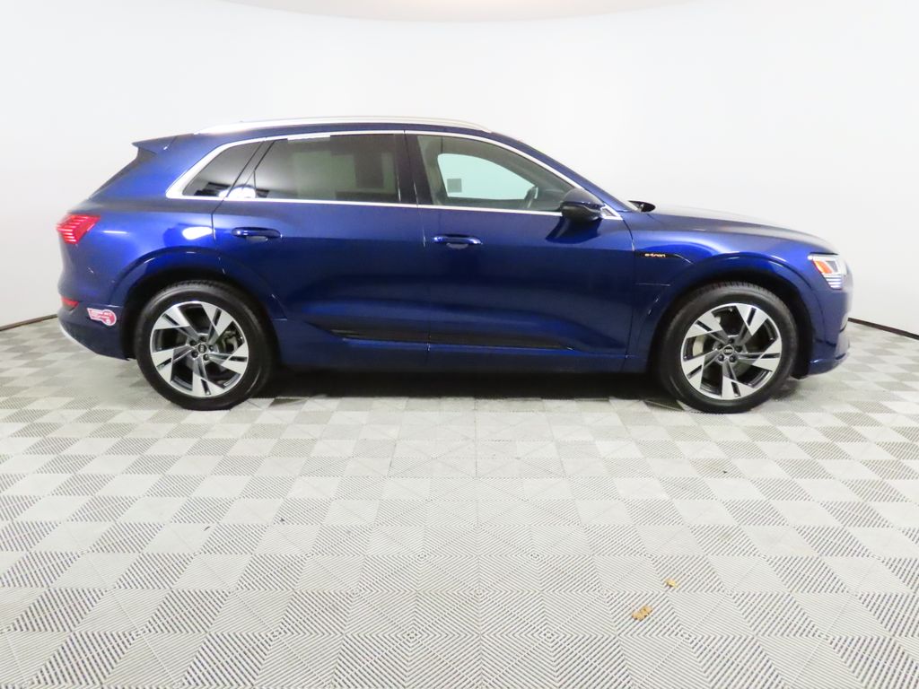Thumbnail: 2022 Audi e-tron - 6