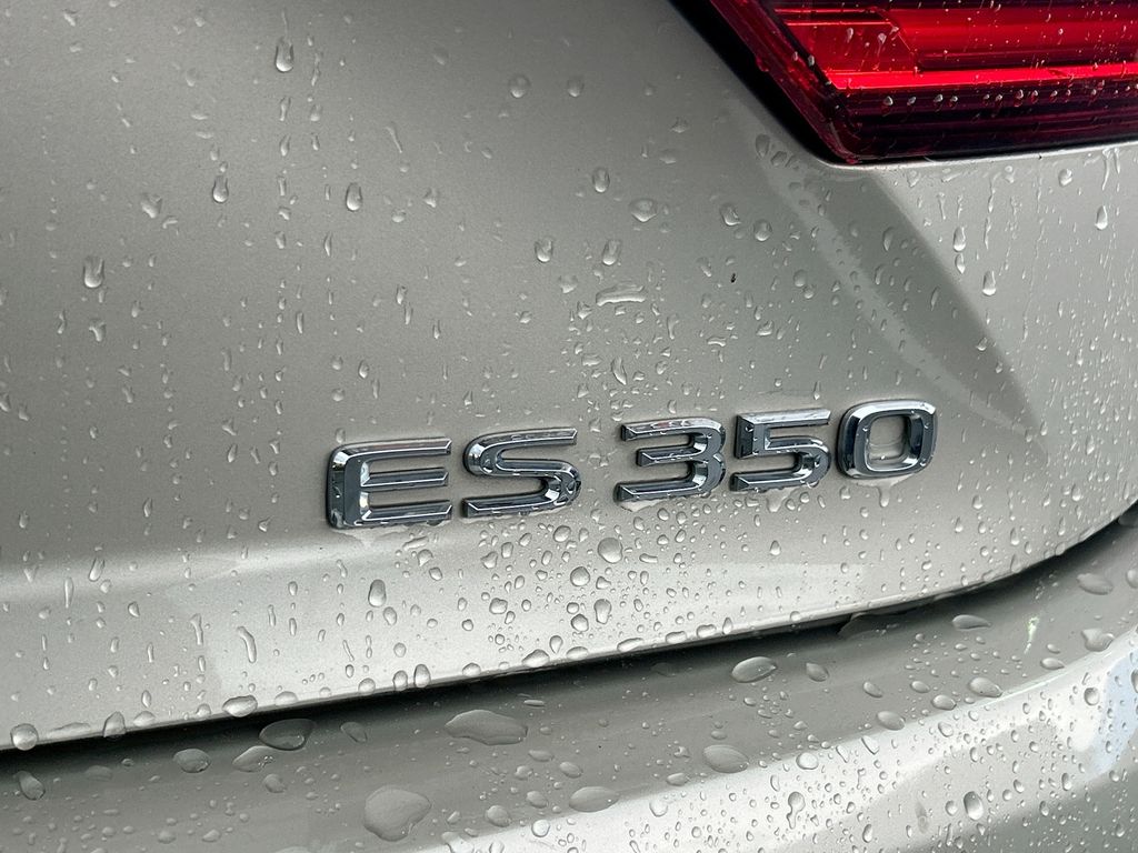 Thumbnail: 2016 Lexus ES - 10