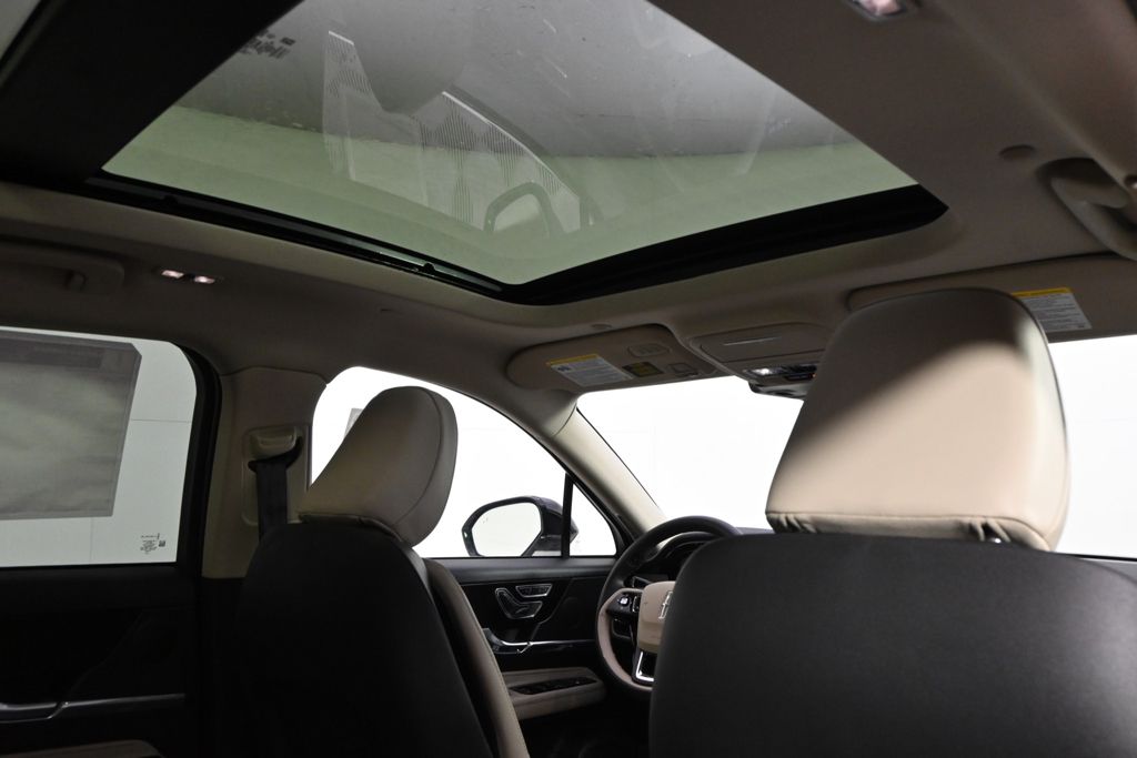 New 2026 White Lincoln Premiere image 17