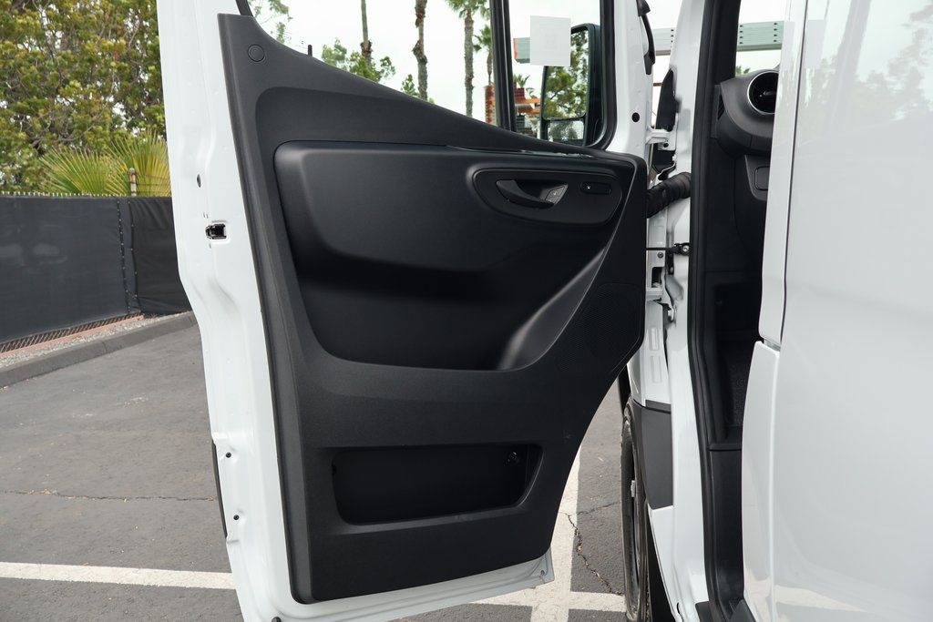 Thumbnail: 2026 Mercedes-Benz Sprinter - 6