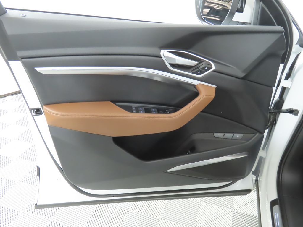 Thumbnail: 2021 Audi e-tron - 27