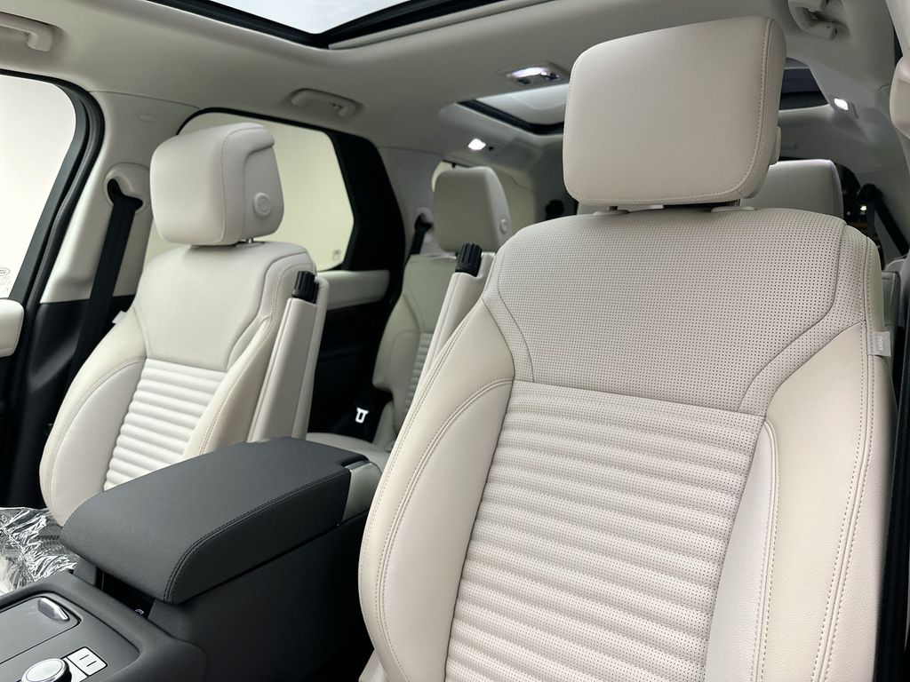 Thumbnail: 2026 Land Rover Discovery - 10