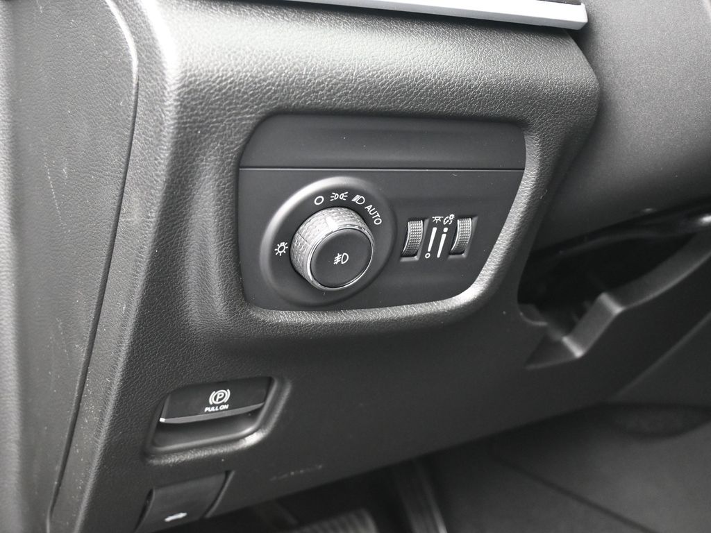 Used 2025 Diamond Black Crystal Pearlcoat Jeep Limited image 17