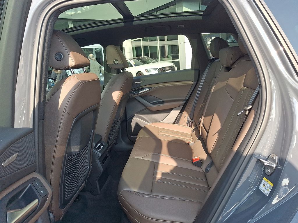 Thumbnail: 2025 Audi Q6 e-tron - 10