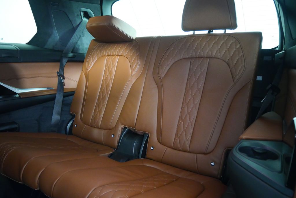 2026 BMW X7 Alpina XB7 21