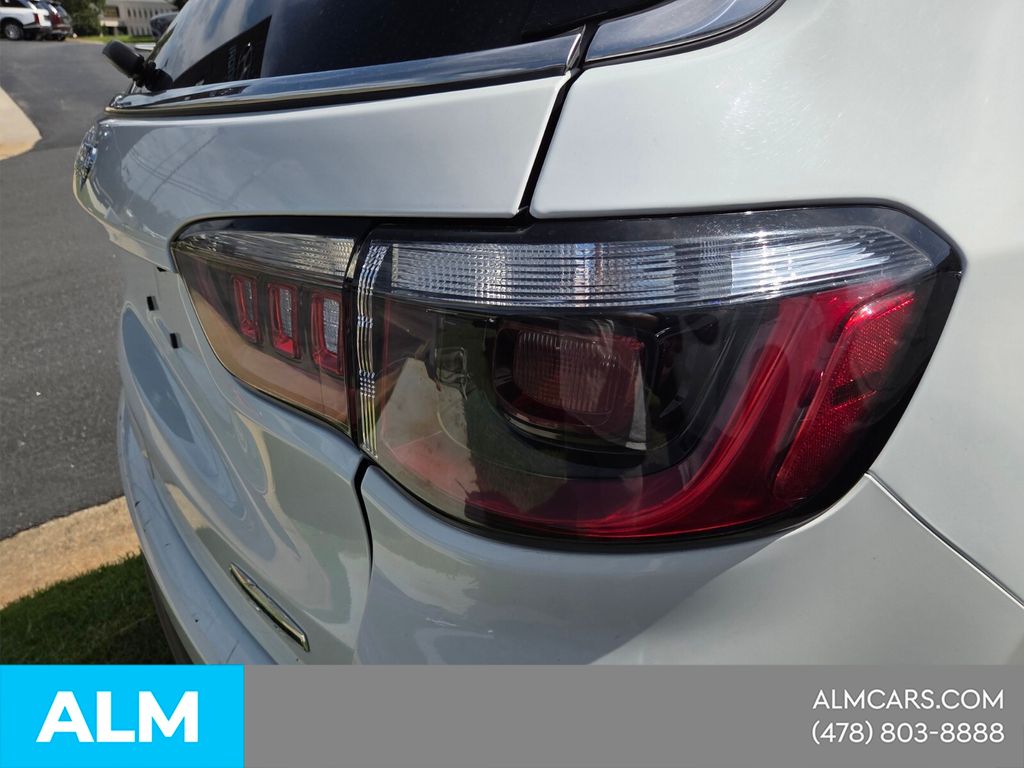 Used 2024 White Jeep Latitude image 19
