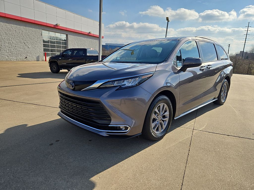 2022 Toyota Sienna XLE 7-Passenger FWD