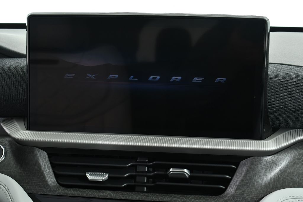 New 2026 White Ford Platinum image 9