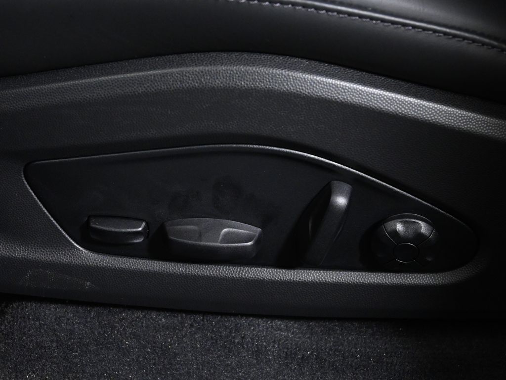 Thumbnail: 2026 Porsche Macan - 30