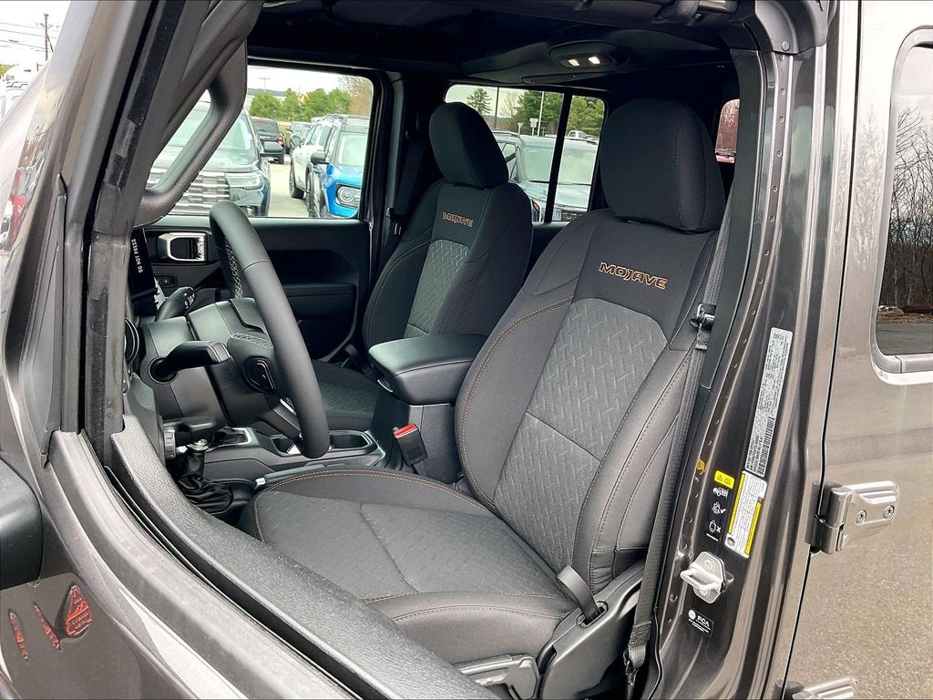 2026 Jeep Gladiator — photo 11