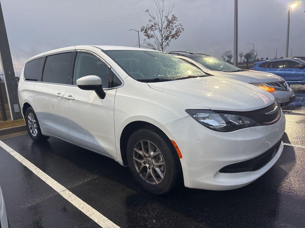 2022 Chrysler Voyager LX's photo