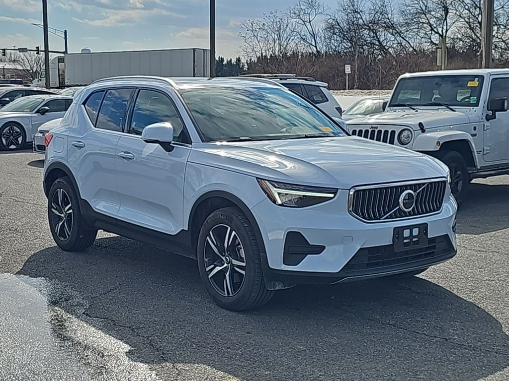2025 Volvo XC40 B5 Core Bright Theme AWD