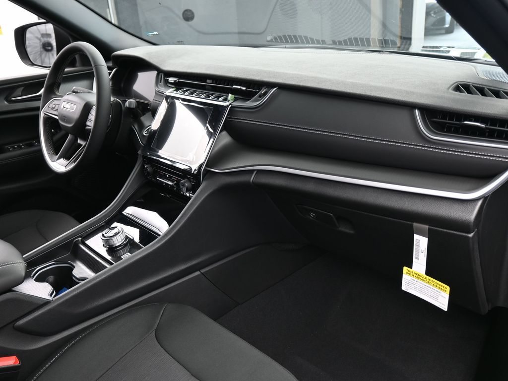 New 2026 Diamond Black Crystal Pearlcoat Jeep Laredo image 43