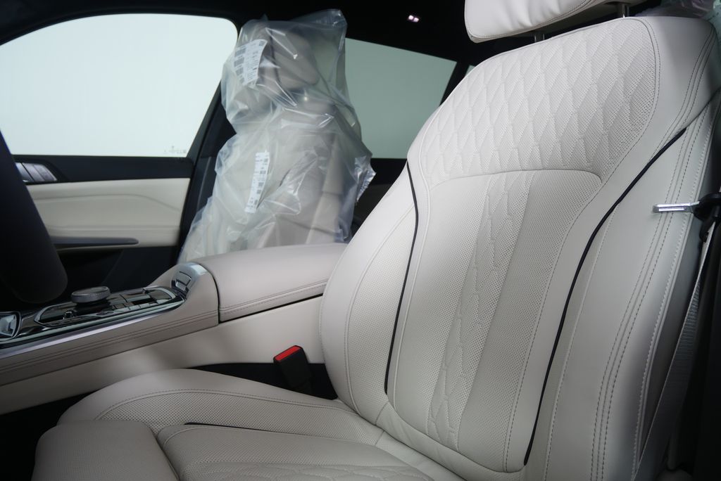 Thumbnail: 2026 BMW X7 - 12