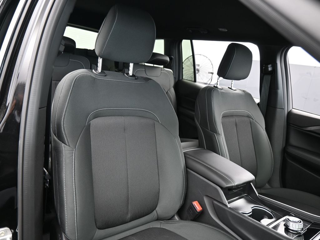 New 2026 Diamond Black Crystal Pearlcoat Jeep Laredo image 41