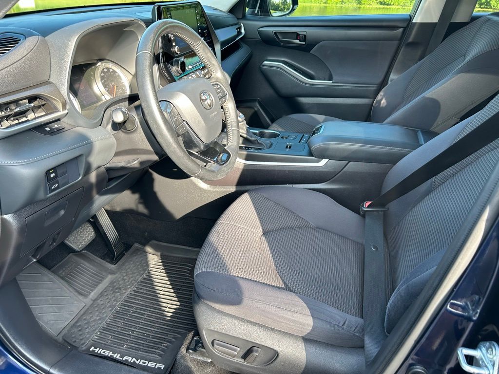2021 Toyota Highlander LE 14