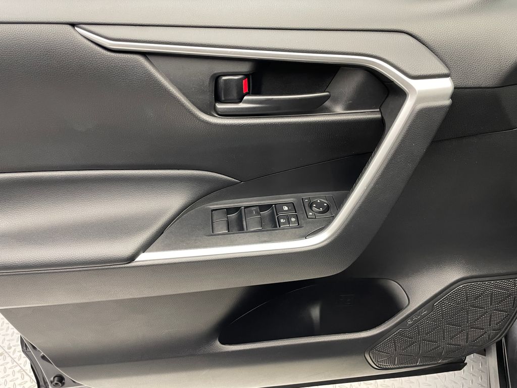 2022 Toyota RAV4 LE 9