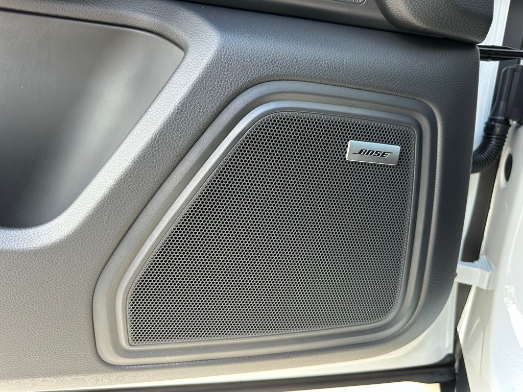 Thumbnail: 2026 Porsche Macan - 21