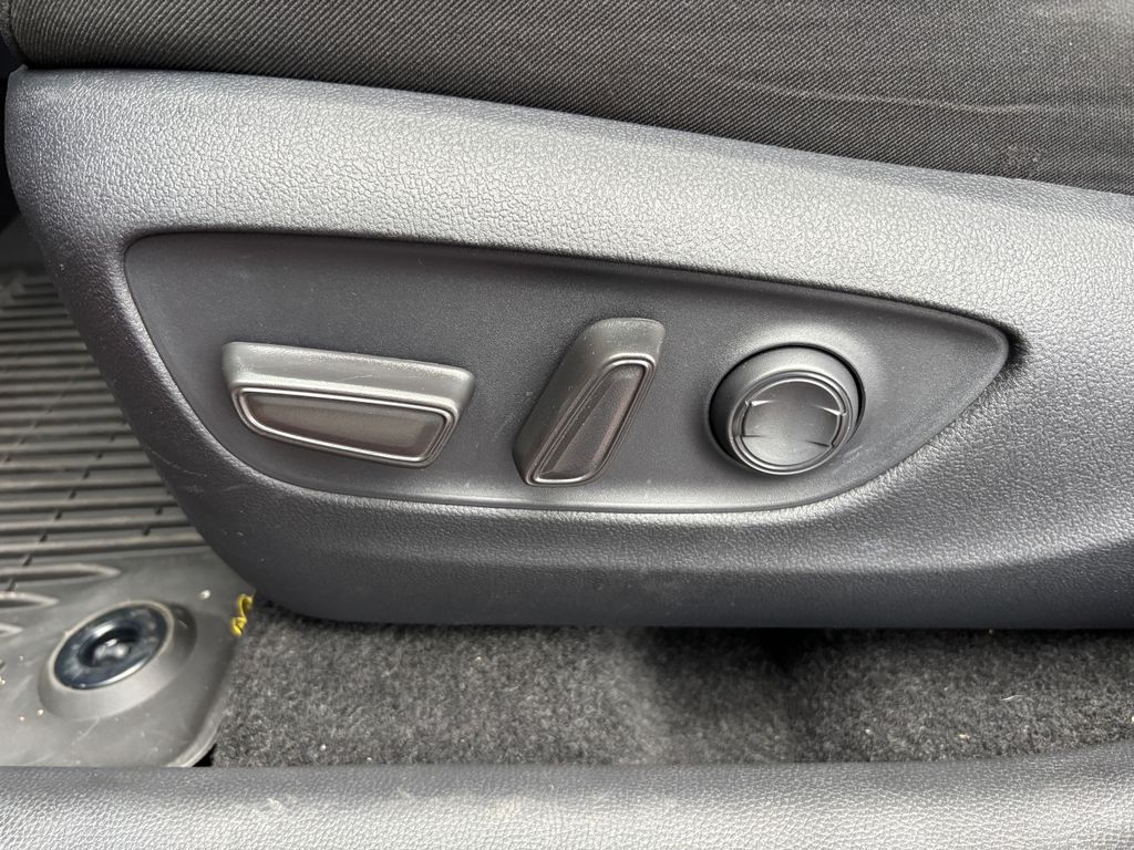 Thumbnail: 2025 Toyota RAV4 - 25