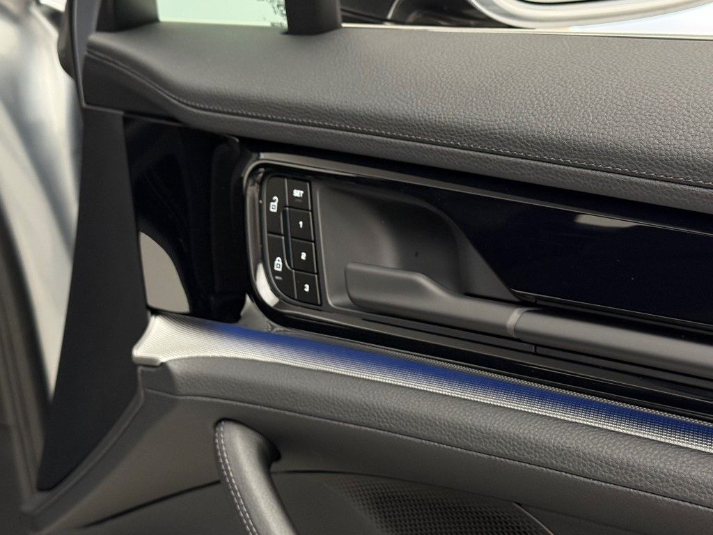 Thumbnail: 2025 Porsche Panamera - 26