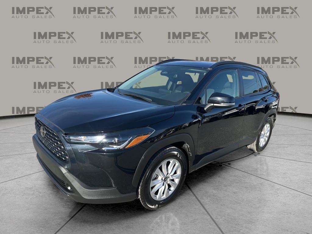 2025 Toyota Corolla Cross LE's photo