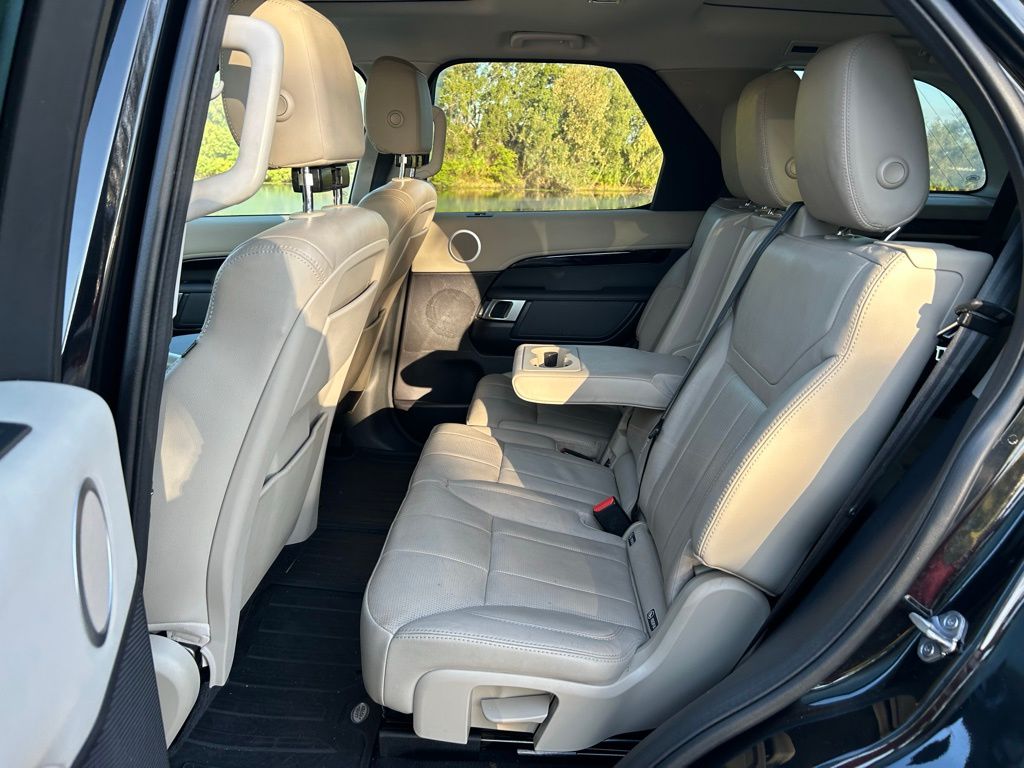 Thumbnail: 2018 Land Rover Discovery - 13