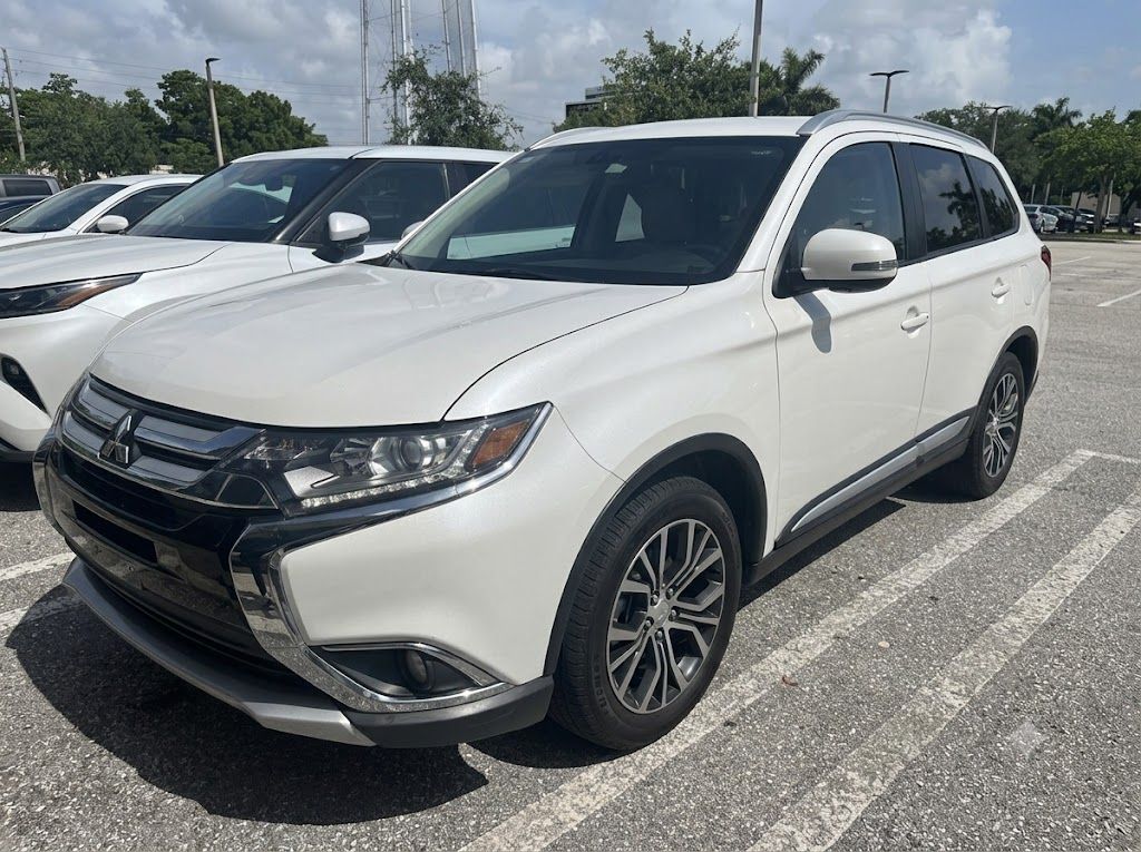 White 2018 Mitsubishi Outlander SUV / Crossover Front-Wheel Drive Continuously Variable Transmission