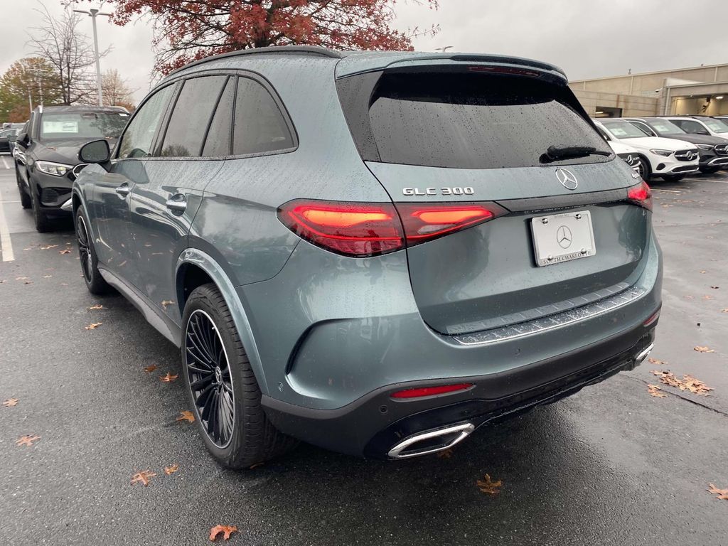 2025 Mercedes-Benz GLC 300 7