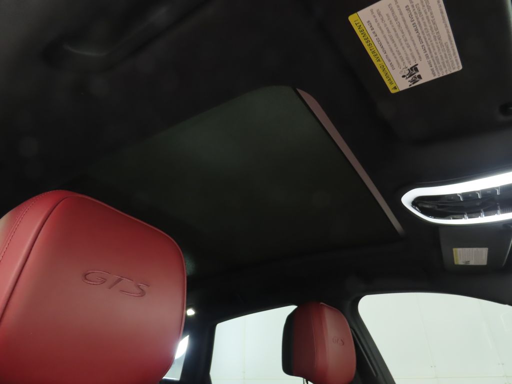 Thumbnail: 2022 Porsche Macan - 19