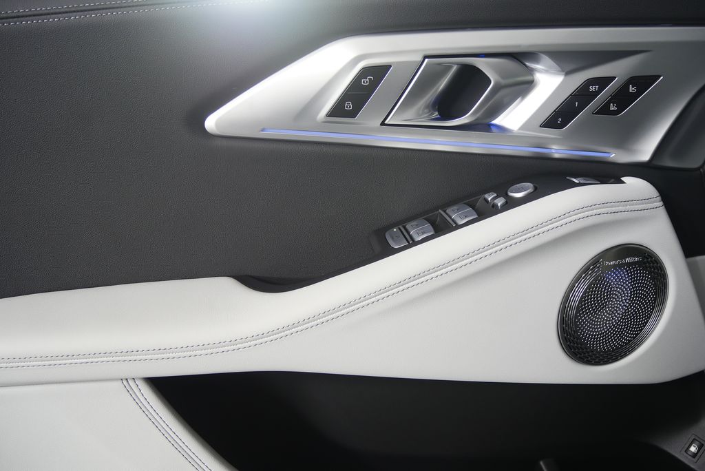 Thumbnail: 2026 BMW XM - 10