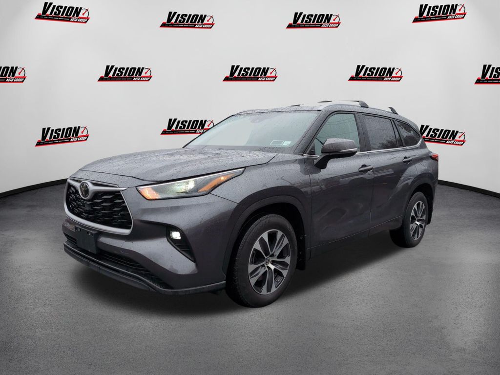 Magnetic Gray Metallic 2024 Toyota Highlander XLE AWD SUV / Crossover All-Wheel Drive 8-Speed Automatic