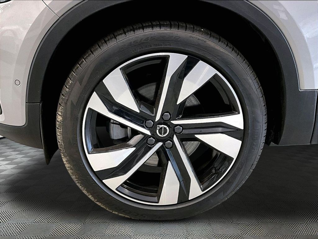 2025 Volvo XC40 — photo 29