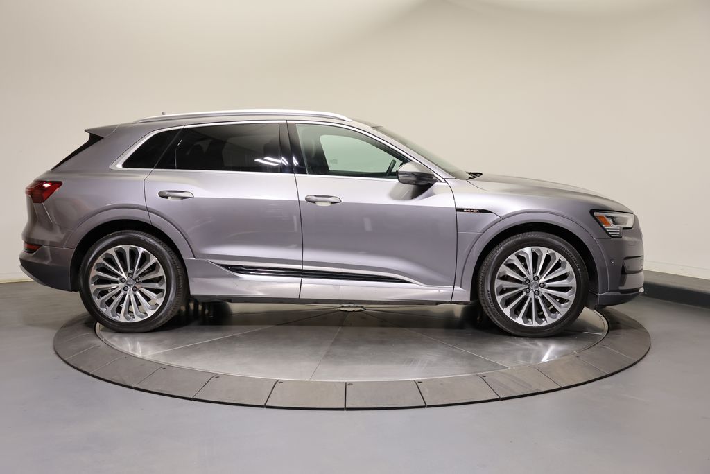 Thumbnail: 2019 Audi e-tron - 6