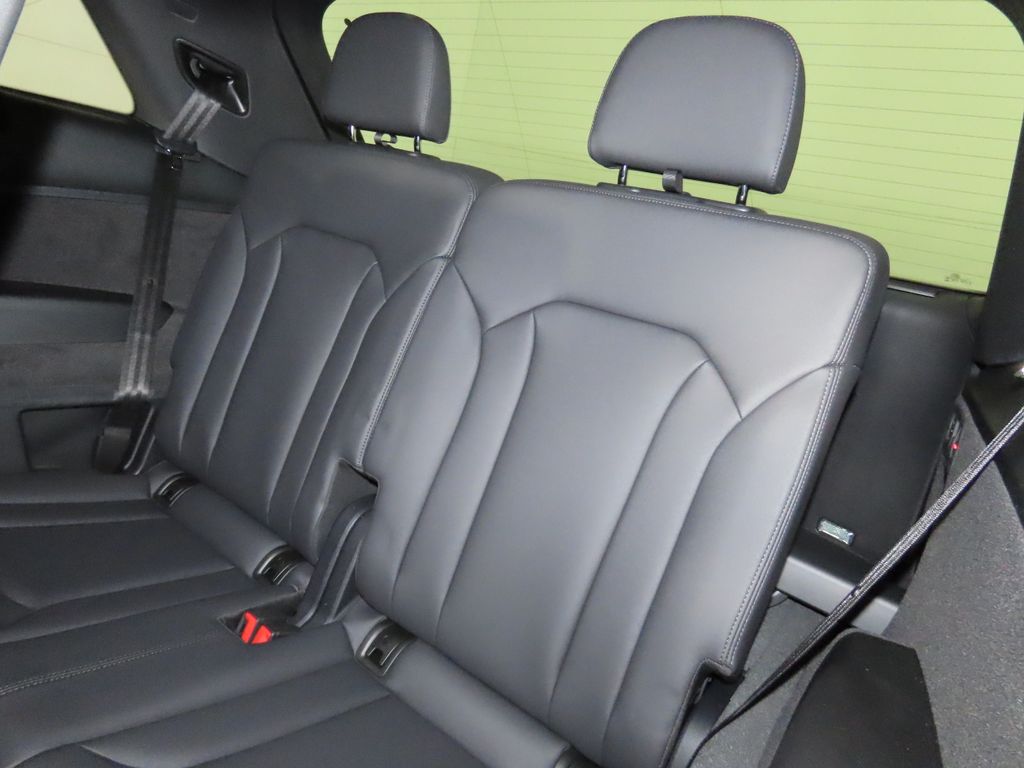 Thumbnail: 2025 Audi Q7 - 25