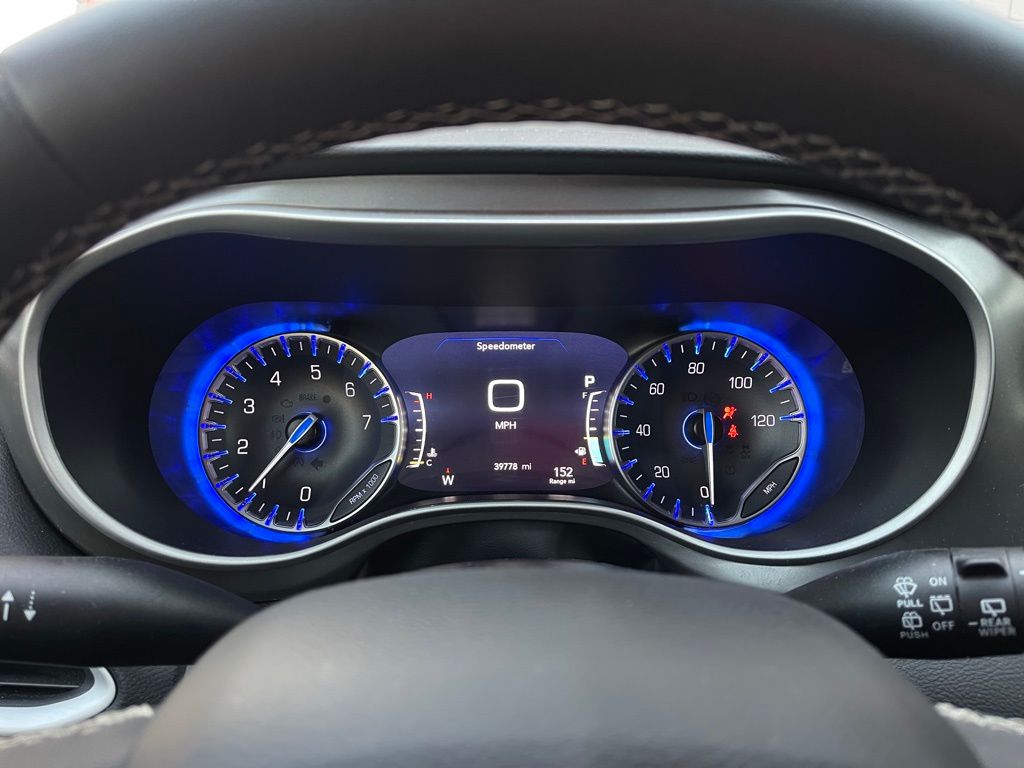 Used 2025 Diamond Black Crystal Pearlcoat Chrysler Select image 8