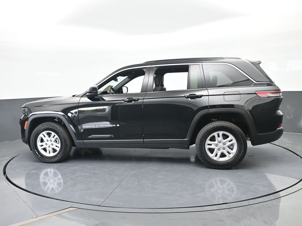 Used 2025 Diamond Black Crystal Pearlcoat Jeep Laredo image 3