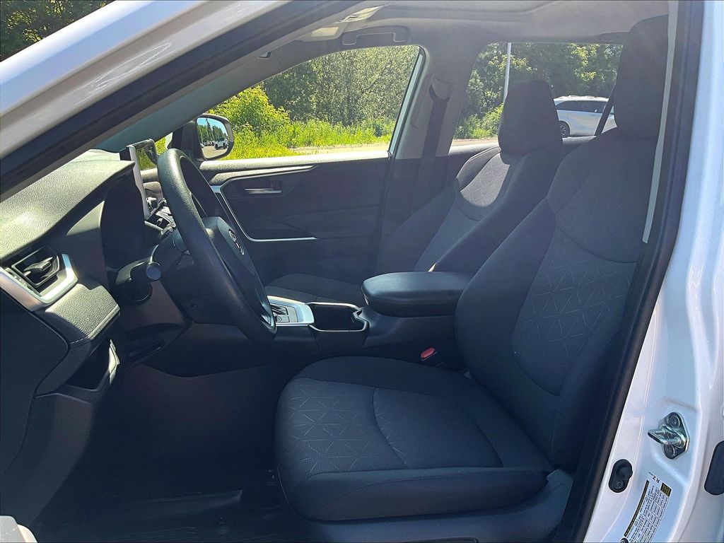 2023 Toyota RAV4 Hybrid — photo 10