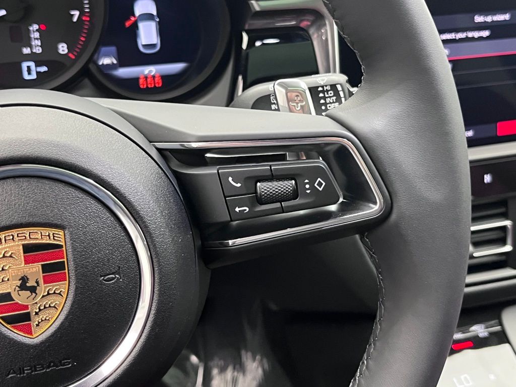 2025 Porsche Macan  14