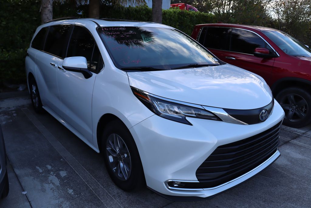 Thumbnail: 2023 Toyota Sienna - 6