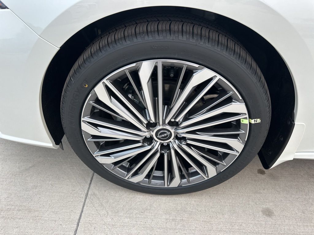 2025 Pearl White Tricoat Nissan Altima 2.5 SL FWD Sedan