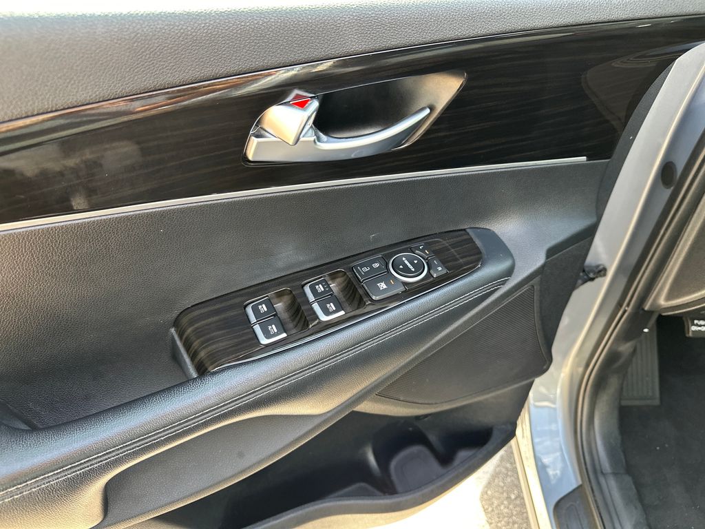 Used 2020 Silver Kia S image 18