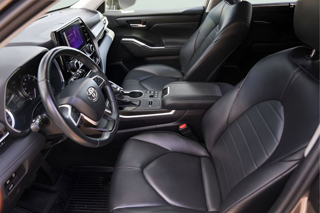 Used Car 2023 Toyota Highlander  Xle For Sale Under $35,000 In Austin, Texas